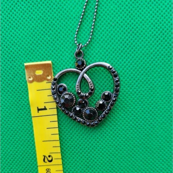 Elegant Gothic Heart Pendant Necklace - Picture 2 of 8